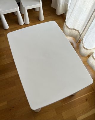 Mesa infantil IKEA MAMMUT + 2 sillas