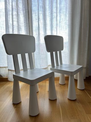 Mesa infantil IKEA MAMMUT + 2 sillas
