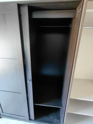 Armario corredero marrón