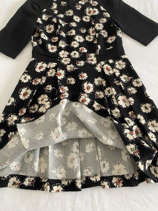 Vestido negro floral plisado manga corta | Zara