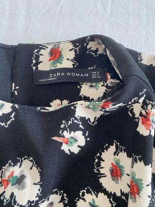 Vestido negro floral plisado manga corta | Zara