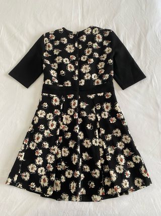Vestido negro floral plisado manga corta | Zara