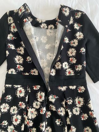 Vestido negro floral plisado manga corta | Zara