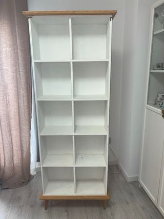Estantería blanca y madera