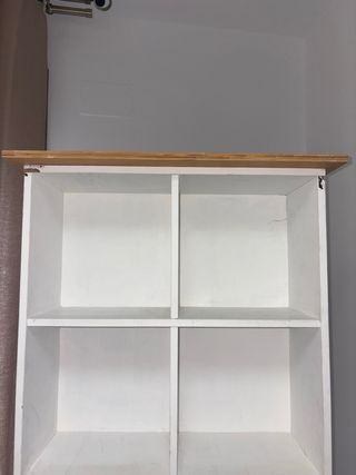 Estantería blanca y madera