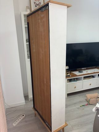 Estantería blanca y madera