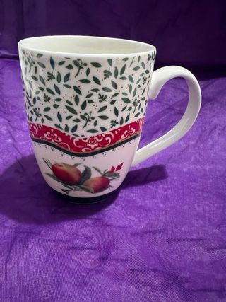 Tazza con decoro floreale e mele