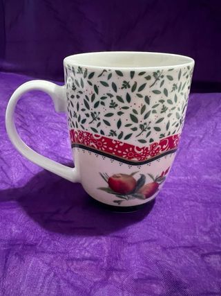 Tazza con decoro floreale e mele