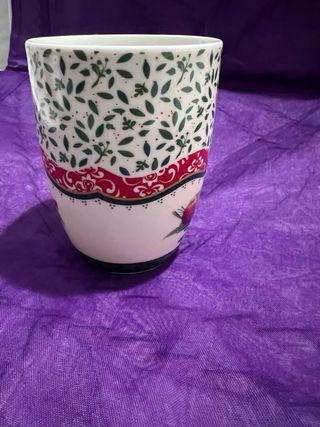 Tazza con decoro floreale e mele