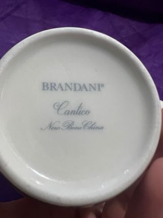 Tazza con decoro floreale e mele