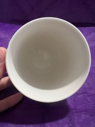 Tazza con decoro floreale e mele