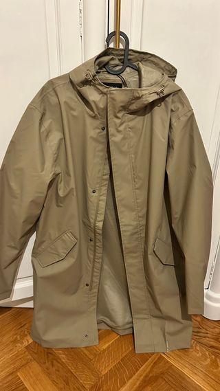 Chubasquero beige con capucha