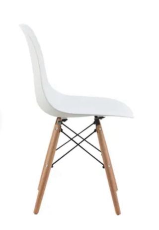 Sillas blancas y madera