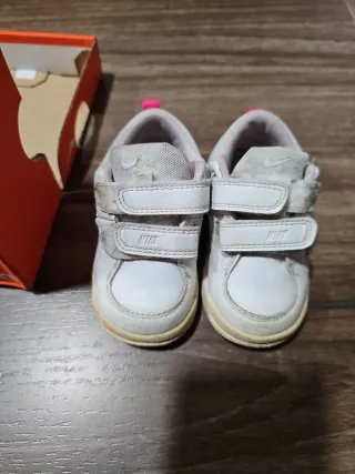 Zapatillas Nike Blancas Símbolo Rosa Talla 21