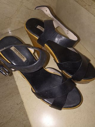 Sandalias de plataforma negras y doradas