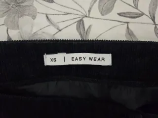 Falda de pana negra con botones marca easy wear