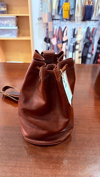 Bolso artesanal de cuero marrón