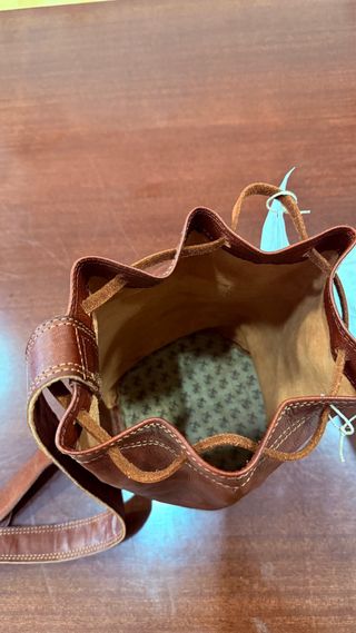Bolso artesanal de cuero marrón