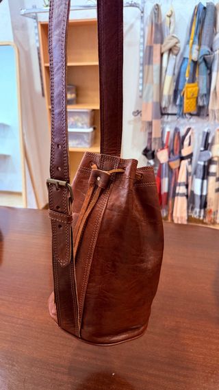 Bolso artesanal de cuero marrón