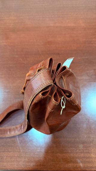 Bolso artesanal de cuero marrón