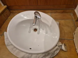 Lavabo de cerámica con grifo y mueble