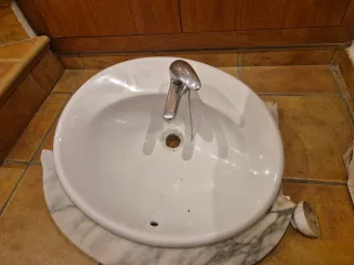 Lavabo de cerámica con grifo y mueble