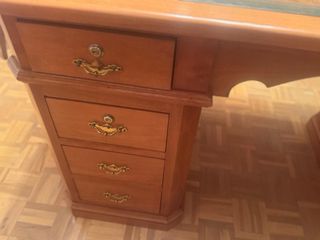 Escritorio de madera con tapa de cristal + sillas