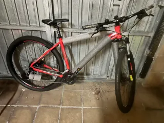 Bicicleta de montaña roja