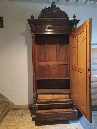 Armadio classico in legno massello