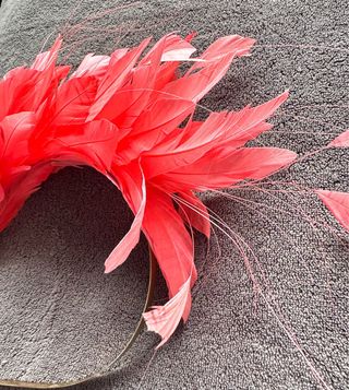 Tocado diadema plumas coral