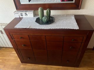 Cómoda de madera marrón