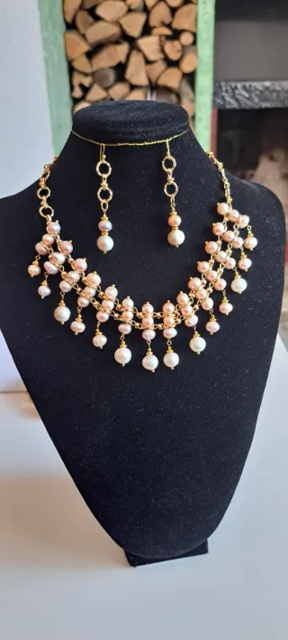 Collar y pendientes con perlas naturales.