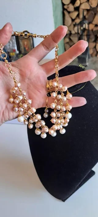 Collar y pendientes con perlas naturales.