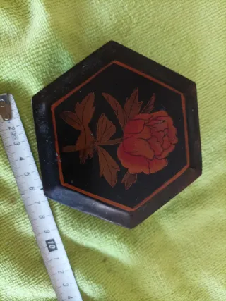 Scatola esagonale in legno con fiore orientale