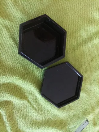 Scatola esagonale in legno con fiore orientale