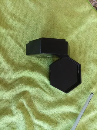 Scatola esagonale in legno con fiore orientale