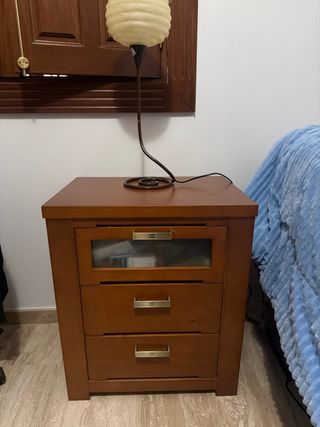 Mesita de noche de madera con cristal