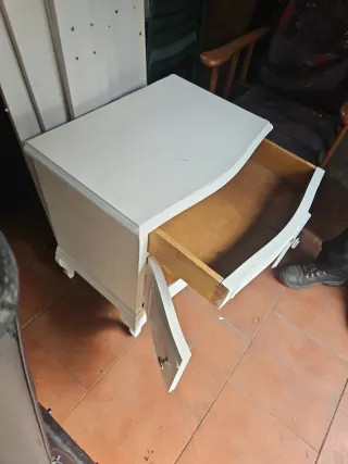 Mesita de noche vintage de madera castaño
