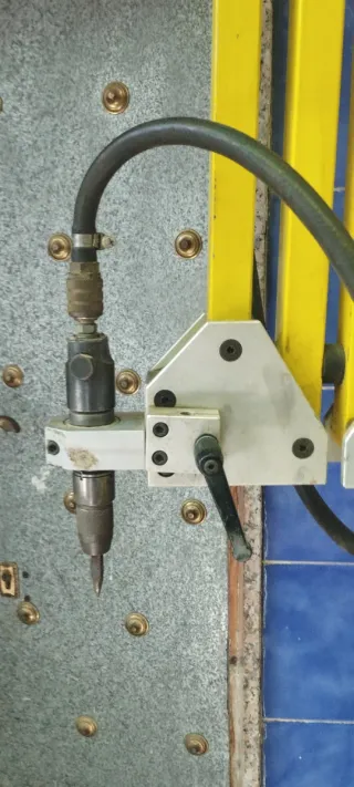 Brazo articulado CMA con cabezal punzonador