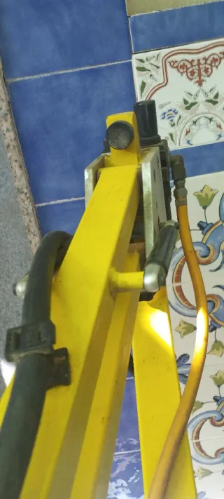 Brazo articulado CMA con cabezal punzonador