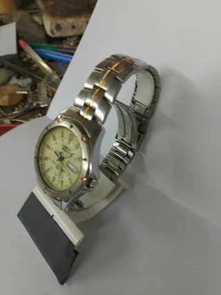 Reloj Lorus Caballero Dorado y Plateado