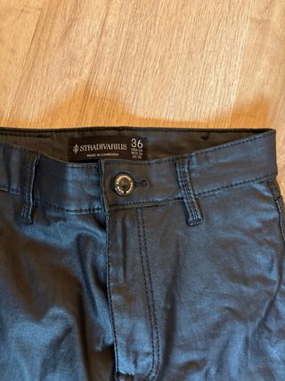 Pantalones efecto cuero cintura alta