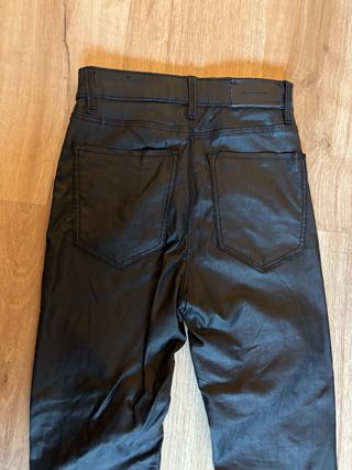 Pantalones efecto cuero cintura alta