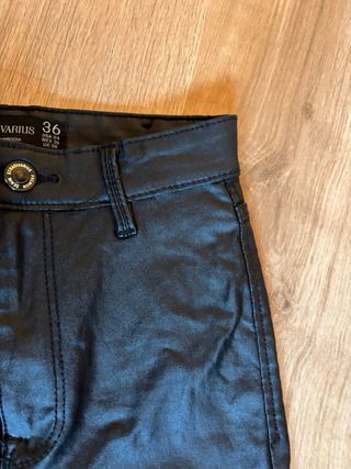 Pantalones efecto cuero cintura alta