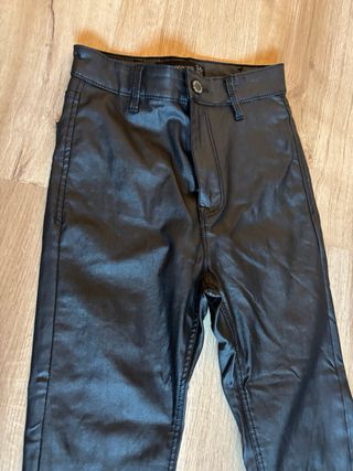 Pantalones efecto cuero cintura alta