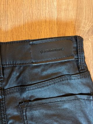 Pantalones efecto cuero cintura alta