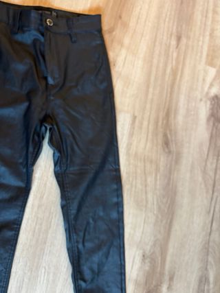 Pantalones efecto cuero cintura alta