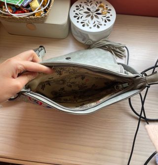 Bolso bandolera con flecos y bordados