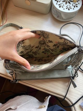 Bolso bandolera con flecos y bordados