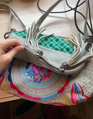 Bolso bandolera con flecos y bordados